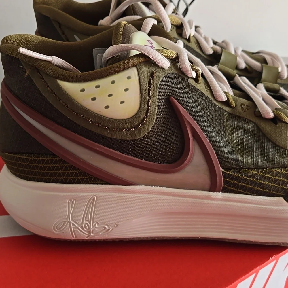 Nike Kyrie Irving 8/N7 Sz 10.5 Olive Flak/Orewood Brn Sneakers